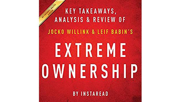 "Extreme Ownership: How U.S. Navy SEALs Lead and Win" de Jocko Willink y Leif Babin. Si bien este libro cuenta la historia de dos oficiales líderes (SEAL) de la marina de los Estados Unidos, muchos lectores encuentran que contiene muchos consejo