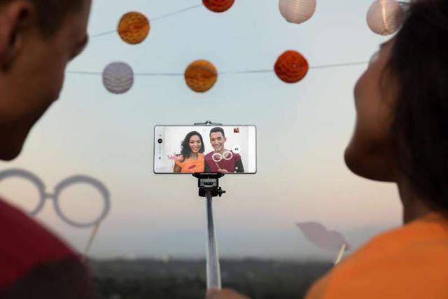 El Xperia XA Ultra cuenta con un disparador por gestos, que activa la cámara en base a acciones como alzar los brazos. De igual manera,  también posee un estabilizador de imagen para obtener fotos nítidas, incluso de noche.