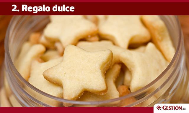 FOTO 8 | 2. Regalo dulce

A la gran mayoría de personas les encanta las galletas caseras y las tejas hechas con diversos ingredientes, así que si puede preparar algunas para tu amigo secreto, sin duda él o ella disfrutará darse un gustito. Si la cocina no es su fuerte, siempre existe la opción de regalar alguna golosina que no se encuentra en cualquier esquina. El chocolate siempre es una buena opción y es mejor cuando vienen en empaques pequeños para que su amigo/a los tenga a la mano en la oficina y lo recuerde a usted con dulzura.