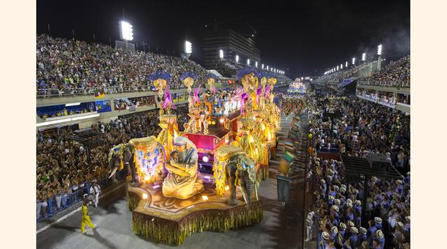 Artistas de la escuela de samba Sao Clemente en una carroza. (Foto: AP)