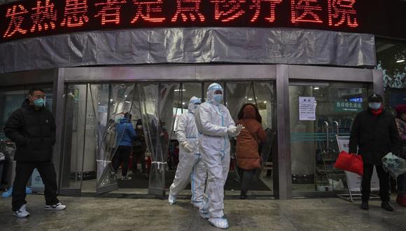 Miembros del personal médico con ropa protectora en el Hospital de la Cruz Roja de Wuhan en Wuhan, mientras la ciudad luchaba contra el brote del otrora misterioso virus que finalmente mató a millones de personas en todo el mundo. (Foto por Héctor RETAMAL / AFP)