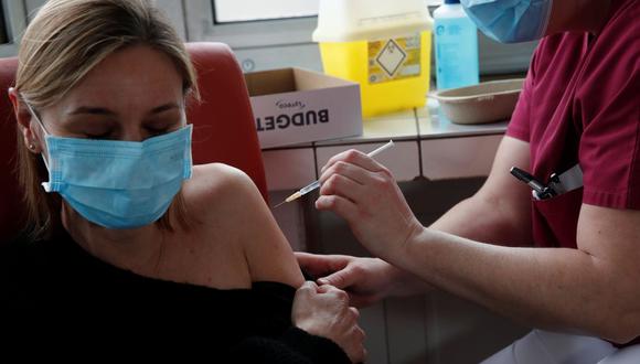 Personal médico administra la vacuna contra el coronavirus a una persona en  el hospital Foch en Suresnes, cerca de París, Francia, el 8 de febrero de 2021.  (REUTERS/Benoit Tessier).
