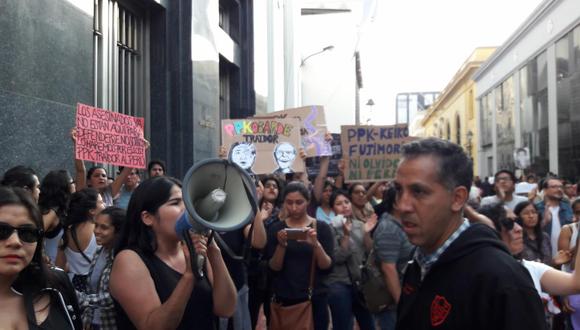 Manifestantes en contra del indulto a Alberto Fujimori.