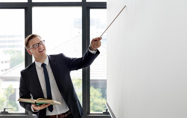 4. El macizo. Siempre encontrarás un espécimen digno de las mejores pasarelas de París. Ese docente, que sin importar lo aburrida que pueda resultar su disciplina, tus ojos no puedan dejar de seguirlo. Su presencia comandante te atraerá y pasarás horas pensando el tipo de pregunta que resultaría apropiada e interesante para un académico de su estirpe que pueda generar algún tipo de conversación donde te dedique su completa atención. (Foto: Freepik)