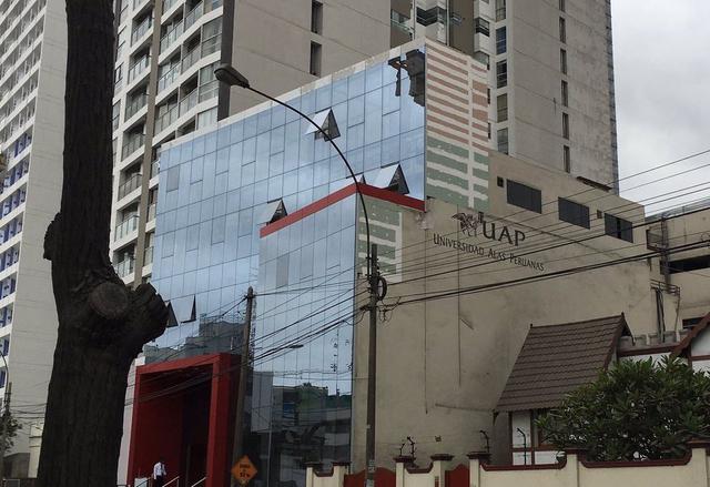 Usuarios de las redes sociales muestran que la Universidad Alas Peruanas también recurrió al recurso de construir el denominado "muro cortina". (Fotos:&nbsp;@wachoaguirre )