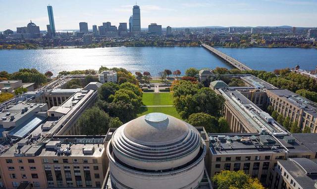 Massachusetts Institute of Technology (MIT). No nos sorprende que el primer puesto sea para el MIT, una de las universidades más prestigiosas del mundo de la informática. De hecho, una cuarta parte de los empleados de Silicon Valley salen de este centro. 