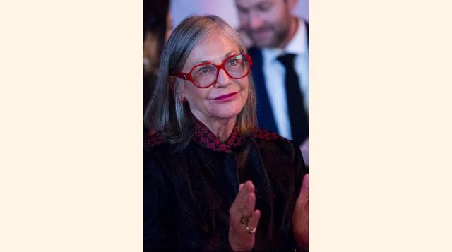 Alice Walton, de 66 años, US$ 33,100 millones. La fortuna de Alice Walton proviene de su participación en el mega-minorista Wal-Mart, que su padre Sam fundara en 1962. A diferencia de sus hermanos Rob y Jim, también multimillonarios, Alice no ha tomado un