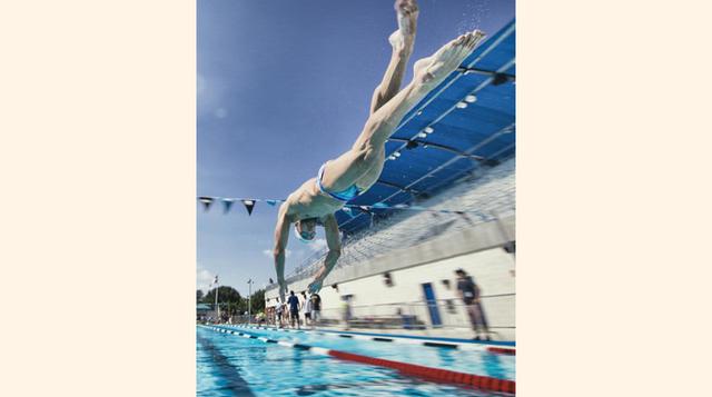 13. Cuando se estaba preparando para los Juegos Olímpicos del 2008 en Pekín, Phelps nadó 80,000 metros por semana. Lo hizo en dos o tres prácticas por día.