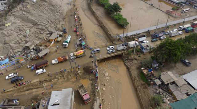 Desborde del río Huaycoloro ocasionó la inundación de la autopista Ramiro Prialé. (Foto: Andina)