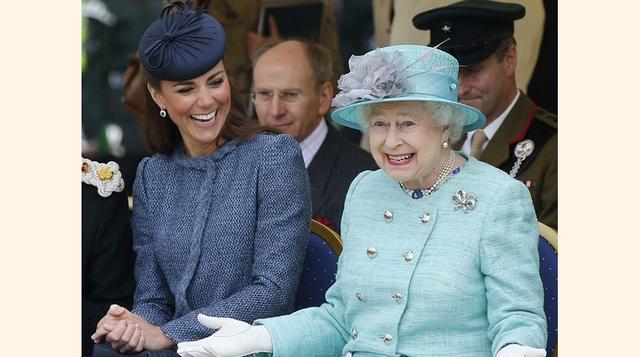 La reina siempre se ha negado a hacer públicas sus opiniones. Sin embargo, esta decisión es presionada por el referéndum sobre la permanencia del Reino Unido en la Unión Europea. Así, un diario tituló recientemente "La reina apoya la salida de la UE&