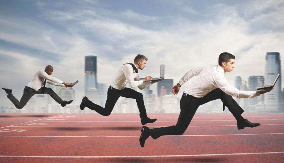 FOTO 1 | El factor diferenciador
Lo más probable es que tus competidores y tú ofrezcan el mismo producto o servicio sin embargo el factor diferenciador hará la diferencia. Este no es otra cosa más que el valor agregado que tu negocio ofrece y que puede hacer que la gente te prefiera. Entre estos puede estar un excelente servicio al cliente, un servicio complementario, el tiempo de entrega, una pequeña mejora al producto, tu ubicación, etcétera. Esa pequeña diferencia puede hacerte irresistible. Eso sí, toma en cuenta que el valor es algo que no se puede copiar.