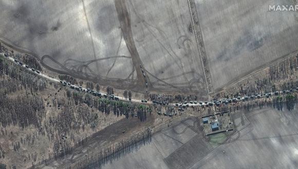 Esta imagen satelital Maxar tomada y publicada el 28 de febrero de 2022 muestra un convoy de vehículos militares de Rusia al este del aeropuerto Antonov en Kiev, Ucrania. (AFP).