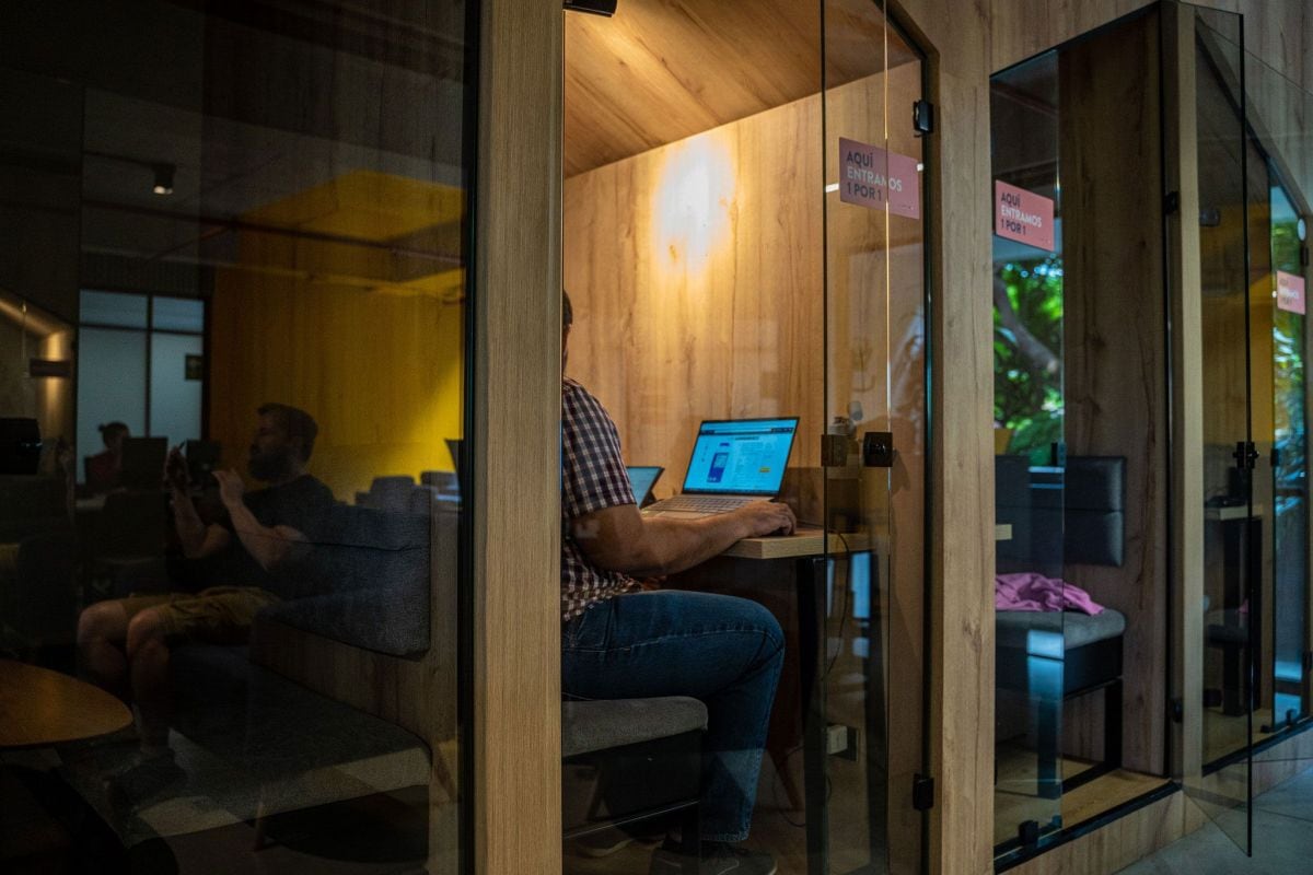 Desde que la pandemia abrió la posibilidad del trabajo remoto a millones de personas, ahora hay nómadas digitales con sus computadores portátiles en cafés y espacios de trabajo conjunto que han surgido en la ciudad. Foto: Edinson Arroyo/Bloomberg
