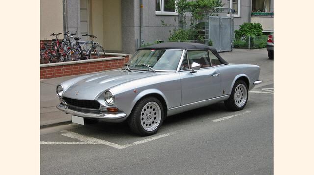 Fiat 124 Spider (1966 – 1979). Pequeño convertible que aún hoy seduce con su elegancia y perfección de líneas. (Foto: Autocosmos)