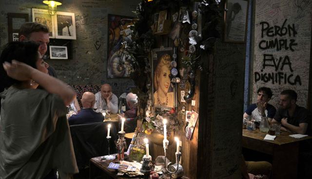 Los clientes cenan cerca de un altar a Eva Duarte de Perón, más conocida como Evita, en el restaurante temático "Perón Perón". (Foto: AFP)