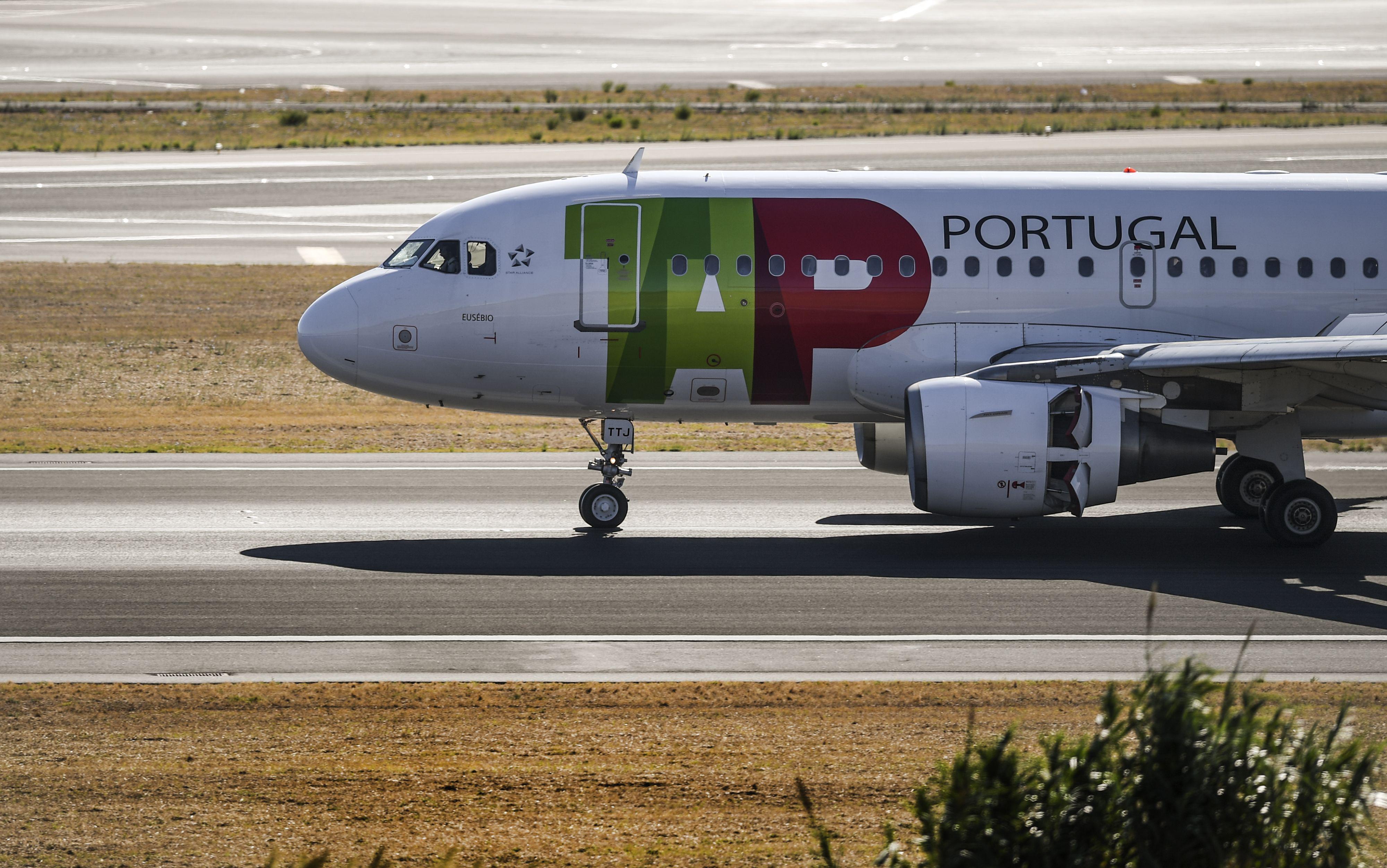 Venezuela suspendió por tres meses las operaciones de la aerolínea TAP Air Portugal, que transportó la semana pasada al líder opositor Juan Guaidó en su viaje de retorno al país. (Photo by PATRICIA DE MELO MOREIRA / AFP).
