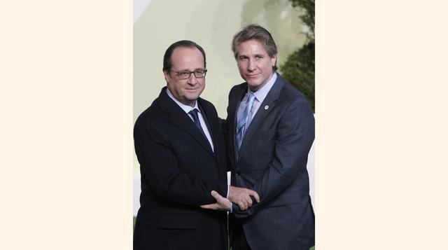 El presidente de Francia, Francois Hollande (izquierda) saluda al vice presidente de Argentina, Amado Boudou, a su llegada  a la Conferencia Mundial del Cambio Climático (COP 21) en Le Bourget, fuera de París. (Foto: AP)