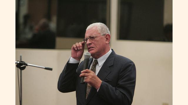 Luis Cáceres Velásquez se pasó del Frepap al partido oficialista Perú 2000. En la juramentación del 24 de julio de 2000, este ex congresista recogió las monedas que arrojaron sus adversarios de otras bancadas como acto simbólico de su “traspaso”.