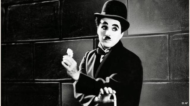 4. Charles Chaplin. "Ríe y el mundo reirá contigo. Llora y el mundo, dándote la espalda, te dejará llorar".