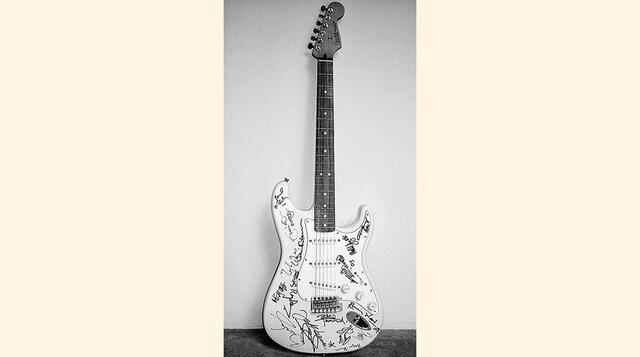 Guitarra eléctrica “Fender Stratocaster 20-signed”. Fue subastada por la impresionante cifra de US$ 2.7 millones. Este precio fue alcanzado cuando fue subastada en Doha, Qatar y cuyos beneficios fueron a parar para ayudar en el desastre del tsunami en 200