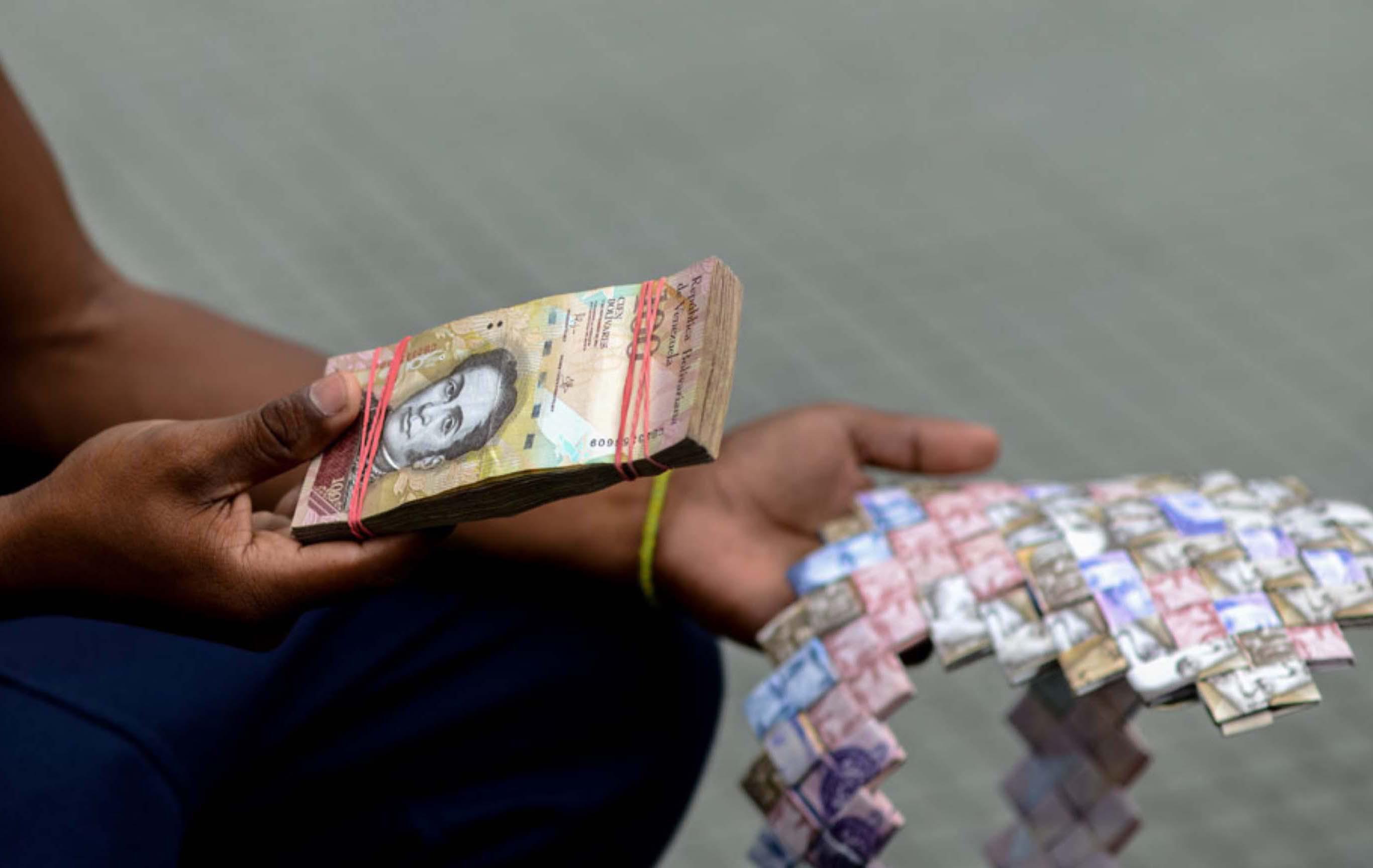 FOTO 5 | 5. "Estos fajos no sirven para comprar nada, al menos les doy un uso para no botarlos", asegura y cuenta que ahora esté fabricando un disfraz de carnaval para su hija.  (Foto: AFP)
