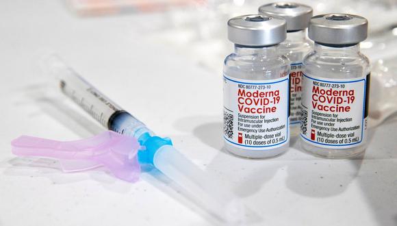 La EMA y otros reguladores ya han autorizado la vacuna de Moderna en menores de 6 a 17 años.