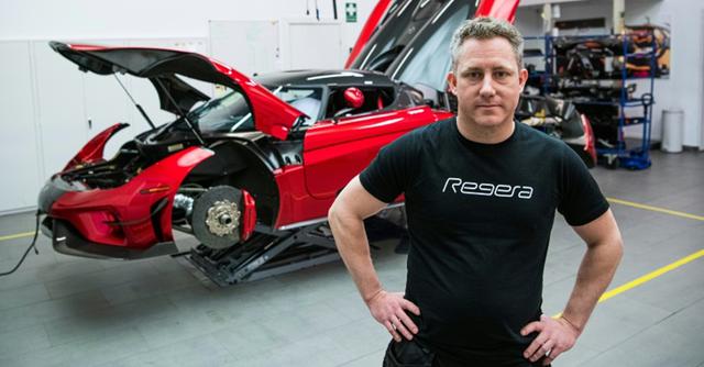 FOTO 10 | Sonny Persson, el piloto que batió el récord mundial 0-400-0 km/h en 31.49 segundos en septiembre de 2019, posa junto a un coche Regera en la fábrica de la compañía Koenigsegg en Angelholm, en el sur de Suecia, el 26 de noviembre de 2019. (Foto: AFP)