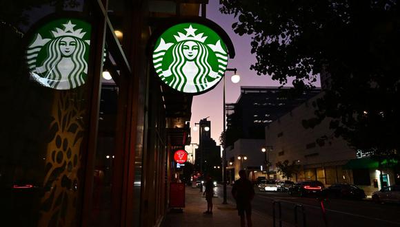 A principios de este mes, un juez de la Junta Nacional de Relaciones Laborales dictaminó que Starbucks cometió violaciones “atroces y generalizadas” (Foto: AFP)