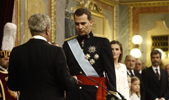 FOTO 5 | La renuncia de su padre en 2014 dio paso a la etapa de Felipe VI, que en su primer discurso como rey ofreció a los españoles "una Monarquía renovada para un tiempo nuevo".