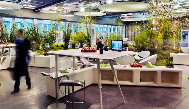 FOTO 18 | 18. ThinkGarden – Milán.

Cuando uno trabaja desde su propio ordenador, encerrado entre cuatro paredes hasta 50 horas por semana, lo que más desea es tener contacto con la naturaleza. ThinkGarden sabe que para trabajar tenemos que pasar mucho tiempo en la oficina, pero no hay razón por la que no podamos estar rodeados por la naturaleza mientras hacemos nuestros deberes.

Sus oficinas están diseñadas para tener contacto con lo natural, por lo que los escritorios están distribuidos arbitrariamente, tienen cojines en forma de piedras, grandes plantas, flores e incluso árboles. Hasta las paredes están diseñadas para hacernos sentir como si estuviéramos en medio de un bosque, y el brillante mobiliario de color blanco contrasta con la vida vegetal, resaltándolo todo mucho más. Si todavía te parece que esta oficina no es lo suficientemente verde, tal vez el campo de mini golf que hay en la recepción te haga cambiar de parecer. (Foto: viralismo)