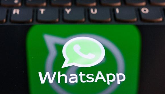 Esta fotografía ilustrativa tomada el 11 de abril de 2023 muestra el logotipo del software de mensajería instantánea estadounidense Whatsapp en la pantalla de un teléfono inteligente en Moscú. (Foto de Kirill KUDRYAVTSEV / AFP)