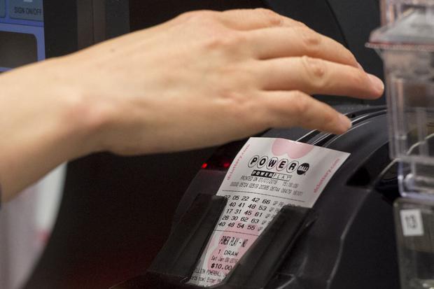 Tras convertirse en millonario, Edwin Castro no ha hecho más que adquirir lujosas propiedades. Aquí, una máquina imprime billetes de lotería Powerball en una tienda de conveniencia en Washington, DC, 7 de enero de 2016 (Foto: Saul Loeb / AFP)
