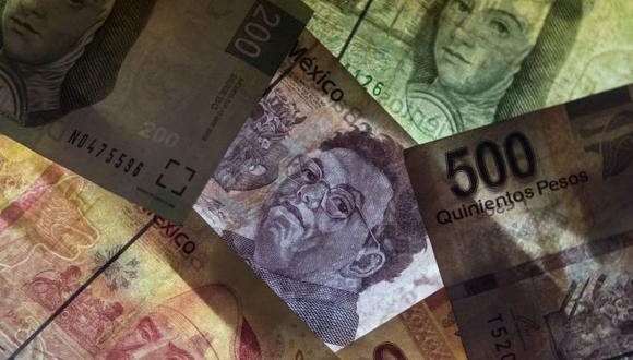 La mediana de los economistas que participaron en el sondeo mostró que el peso mexicano operaría a 20.04 por dólar en un año.