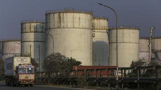Cese de compras de refinería india agrava la crisis de Venezuela