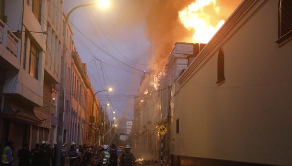 El incendio se desató minutos antes de las 6:00 p.m. en un inmueble, ubicado en Jr. Cuzco, Cercado de Lima. (Foto: José Rojas / GEC)
