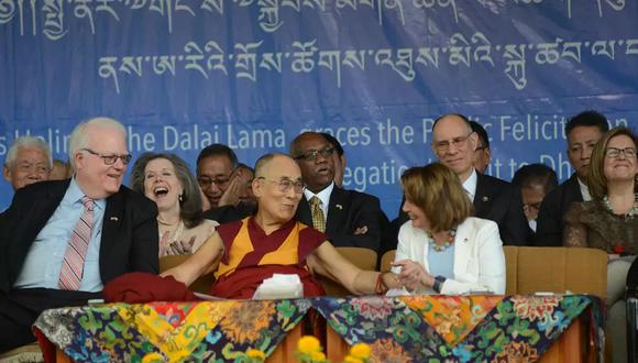 El líder espiritual tibetano, el Dalái Lama, da la bienvenida a los legisladores Nancy Pelosi, ahora presidenta de la Cámara de Representantes, y Jim Sensenbrenner, cuando una delegación del Congreso estadounidense lo visitó en su casa del exilio en India, en 2017. (Foto: Lobsang Wangyal AFP)
