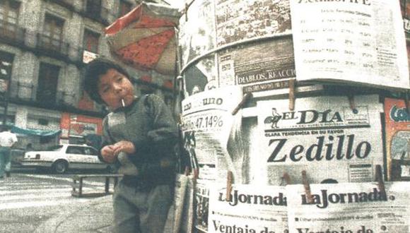 Un niño mira los periódicos que anuncian el virtual triunfo de Ernesto Zedillo, del PRI, en las elecciones mexicanas. (foto AFP)
