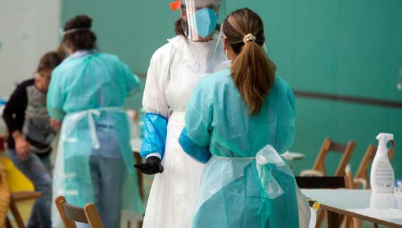Unas trabajadoras sanitarias recogen muestras en un centro temporal de pruebas del nuevo coronavirus en la ciudad española de Getaria, en la provincia de Guipúzcoa, el 15 de julio de 2020. (Foto: AFP)
