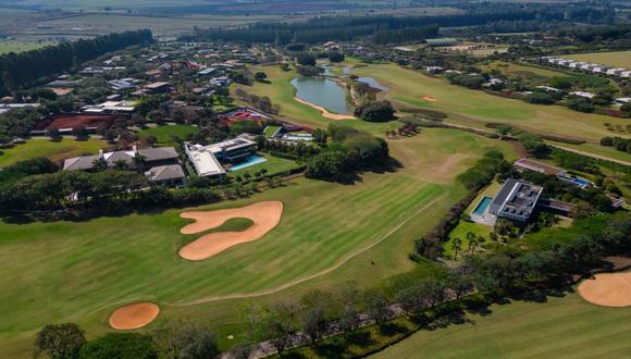 Vista aérea de un campo de golf y zonas residenciales de Fazenda Boa Vista en Porto Feliz, Brasil, junio 2023