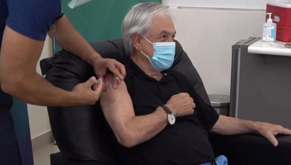 Sebastián Piñera (derecha) recibe la primera dosis de la vacuna contra el coronavirus. Imagen de archivo. (Captura de video/Twitter Gobierno de Chile).