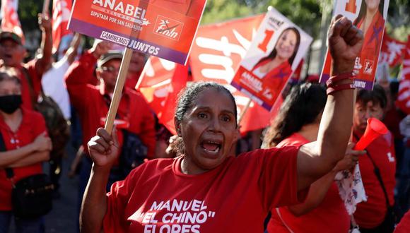 Simpatizantes del izquierdista Frente Farabundo Martí para la Liberación Nacional (FMLN) participan en un evento de cierre de campaña presidencial. Foto de EFE/ Rodrigo Sura