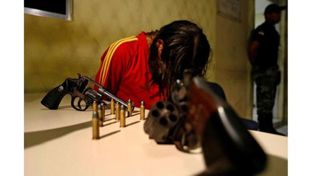 Recife, Brasil. Homicidios: 1518. Población: 3.887.261. Tasa de homicidios: 39.05. En la imagen: Un hombre en una comisaría después de ser arrestado por portación de dos armas en Recife.