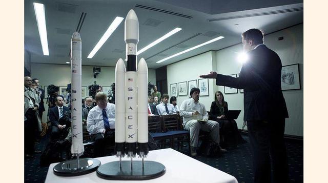 Un viaje a la luna, el costo de un vuelo al espacio oscila entre $90 mil y $300 millones (83 mil – 278 millones de euros), por lo que es bastante complicado predecir cuánto te costará exactamente el viaje.(foto: Brendan Smialowski/Getty Images).