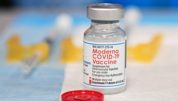 Moderna también está desarrollando una vacuna de dosis única que combina una dosis de refuerzo contra el COVID-19 con su inyección experimental contra la gripe. (Foto: Frederic J. BROWN / AFP)