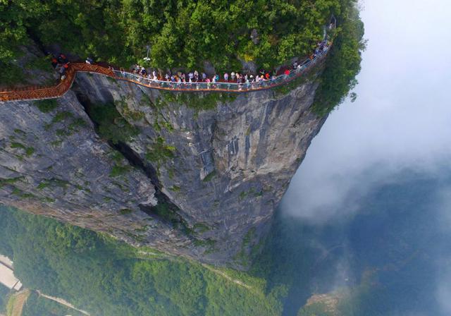 El monte Zhanqjiajie estrena una pasarela de cristal a 300 metros de altura en China. (Foto Reuters)