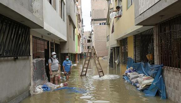 El aniego de aguas servidas en San Juan de Lurigancho fue provocado por una obstrucción en la red de alcantarillado. Más de 2,000 personas fueron afectadas. (Foto: GEC)