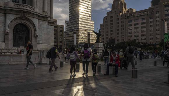 Peatones caminan frente al Palacio de Bellas Artes en la Ciudad de México, México, el miércoles 21 de diciembre de 2022. Fotógrafo: Alejandro Cegarra/Bloomberg