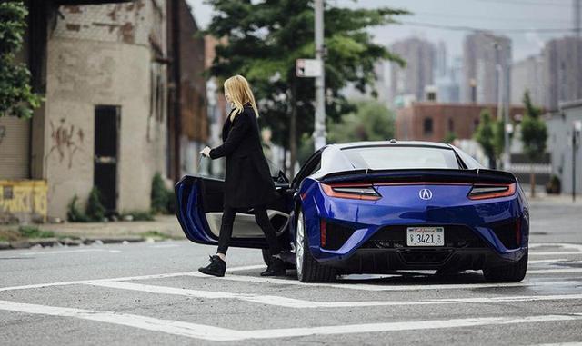 El NSX tiene tres motores eléctricos: dos en el eje delantero y un tercero entre las bancadas del motor turbo V6. Esto lo ayuda a alcanzar 573 caballos de fuerza y ​​22 millas (35 kilómetros) por galón (3.8 litros) en autopista, una de las mejores eficien