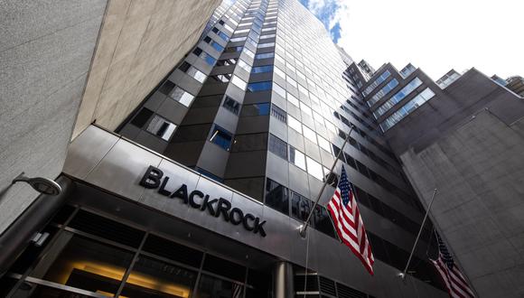 Banderas estadounidenses ondean frente a la sede de BlackRock Inc. en Nueva York, EE.UU., el martes 13 de abril de 2021.