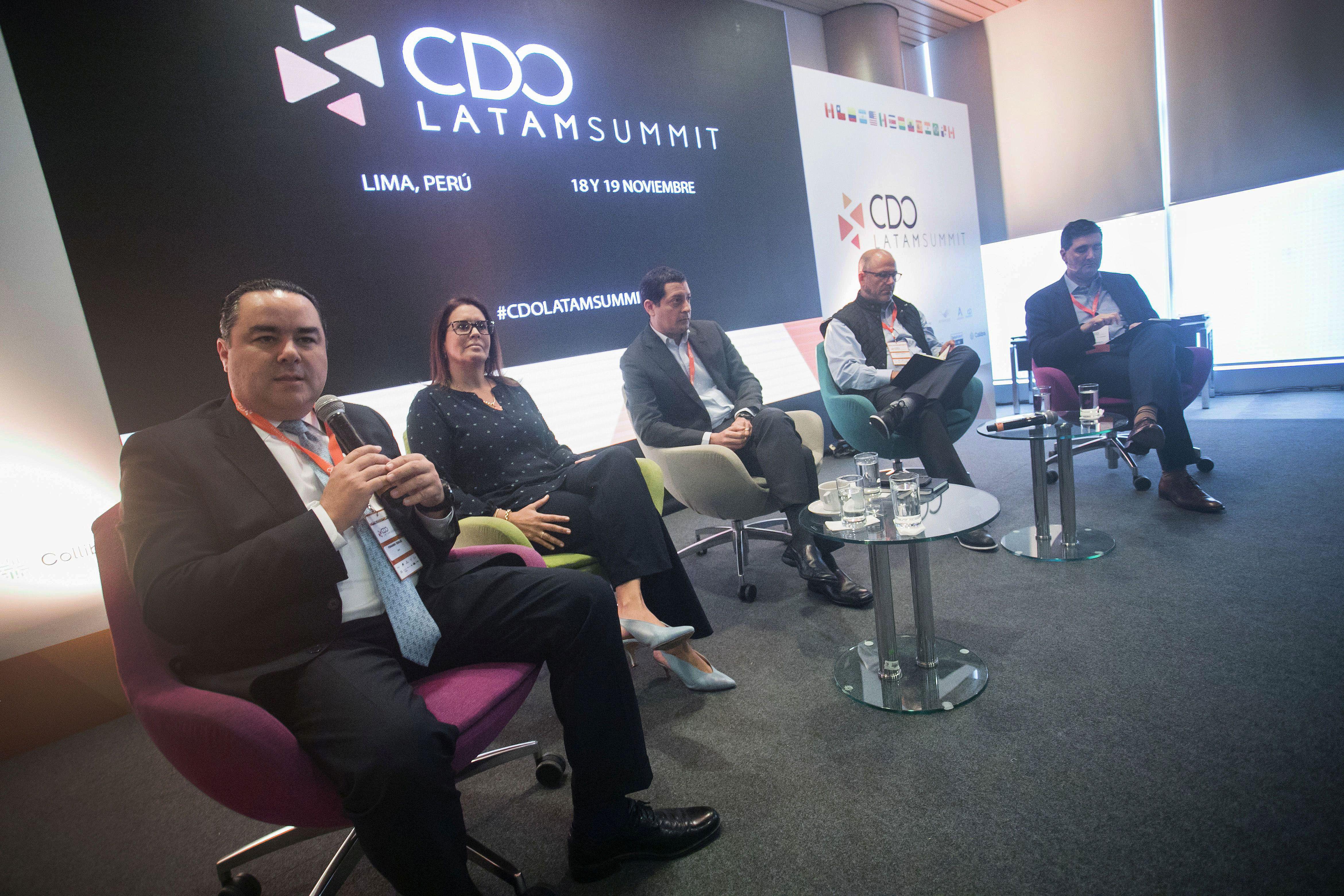 En el foro de discusión de CDO Latam Summit participaron (de izq. a der.) Fernando Eguiluz, CEO de BBVA; Marisol Suárez Portugal, CEO de UPC; Luis Felipe Castellanos, CEO de Interbank; y Sergio Almallo, CEO de El Comercio. El moderador fue Mariano Zegarra, socio de KPMG.